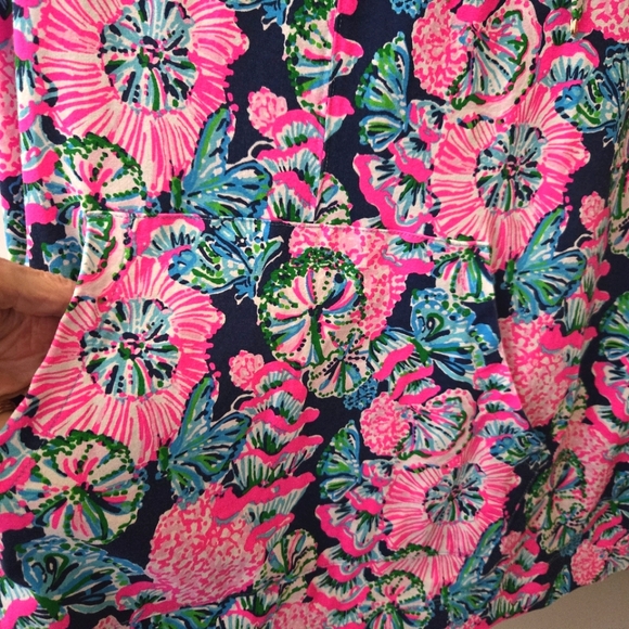 Lilly Pulitzer Cassi Popover. - Picture 3 of 6